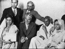 Родители Шри Матаджи в обществе Махатмы Ганди
